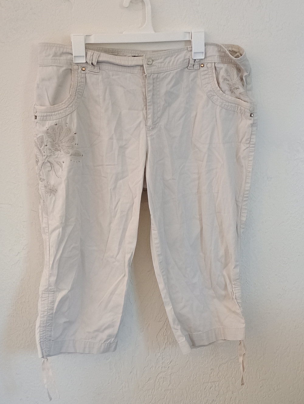 Gloria Vanderbilt Cream Embroidered Capri Pants